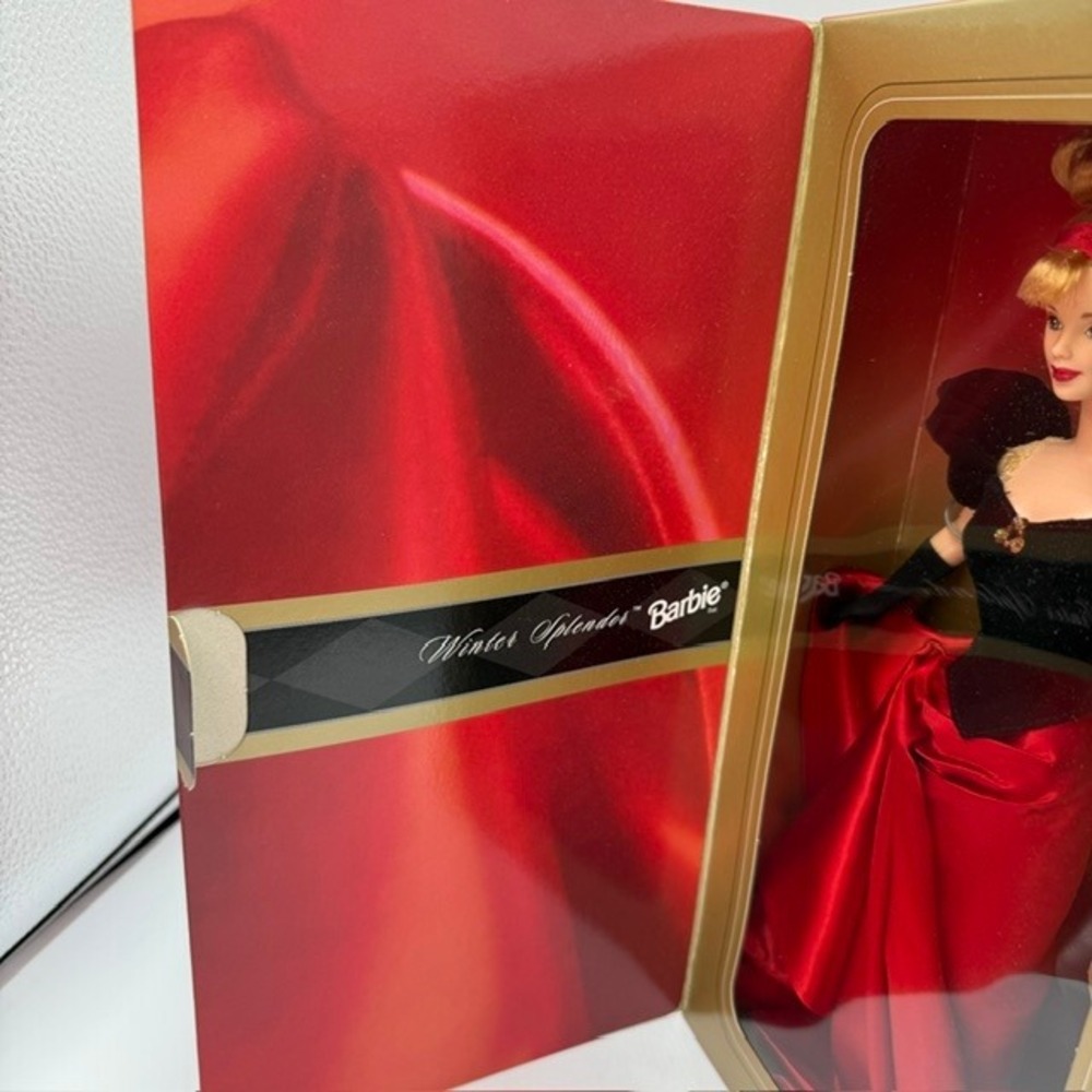 Winter Splendor Barbie Special Edition Avon Exclusive 1998 Mattel 19357 - Picture 3 of 9